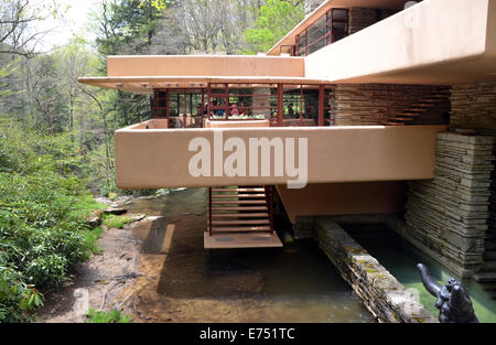 Une vue de la célèbre "maison" par le Fallingwater fin US-architecte Frank Lloyd Wright près de Pittsburgh, États-Unis, 9 mai 2014. Consered Fallingwater, qui est l'un des membres des plus belles maisons dispose de plusieurs terrasses au-dessus d'une cascade de la rivière Bear Littel. Wright a été initialement demandé par le propriétaire du magasin ministère Edgar Kaufmann, qui ont commandé le projet, de construire une maison par la cascade. Wrigth, cependant, conçu et construit le bâtiment au-dessus du warerfall. En conséquence, des milliers de visiteurs, d'étudiants et les architectes viennent visiter la construction chaque année, qui est maintenant menace Banque D'Images