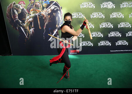 Sydney, Australie. Sep 7, 2014. Les acteurs, l'équipe de tournage et les célébrités sont arrivés sur le tapis vert pour l'événement spécial de dépistage Teenage Mutant Ninja Turtles. Sur la photo sont extras. Crédit : Richard Milnes/Alamy Live News Banque D'Images