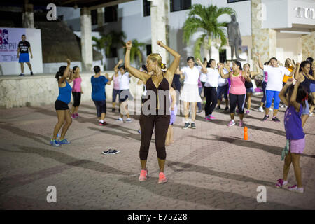 Classe de Zumba en plein air au Mexique avec carré femme en sueur Banque D'Images