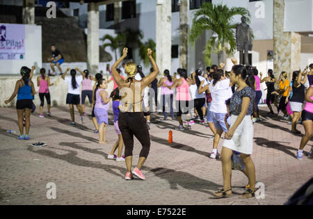 Classe de Zumba en plein air au Mexique avec carré femme en sueur Banque D'Images