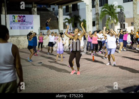 Classe de Zumba en plein air au Mexique avec carré femme en sueur Banque D'Images