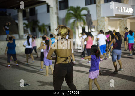 Classe de Zumba en plein air au Mexique avec carré femme en sueur Banque D'Images