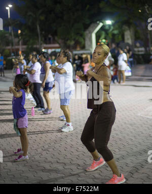 Classe de Zumba en plein air au Mexique avec carré femme en sueur Banque D'Images