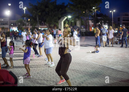 Classe de Zumba en plein air au Mexique avec carré femme en sueur Banque D'Images