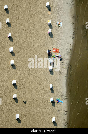 Berlin, Allemagne. 07Th Nov, 2014. Seulement un peu de soleil en visiteurs summerly des températures autour de 25 degrés entourée de chaises de plage vide à la plage de Wannsee à Berlin, Allemagne, 07 septembre 2014. La météo prévoit du mauvais temps pour la semaine à venir. Photo : Ralf Hirschberger/dpa/Alamy Live News Banque D'Images