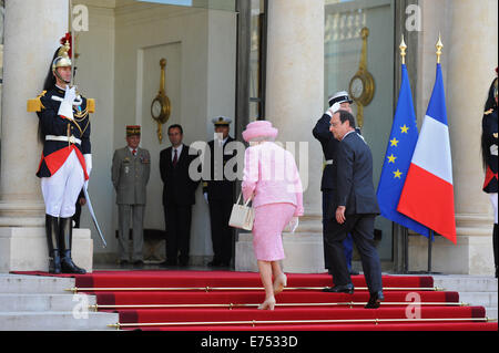 La reine Elizabeth II et le président français François Hollande à l'Elysée à Paris. Banque D'Images