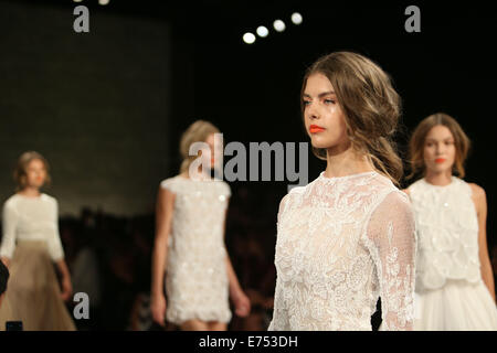 New York, USA. Sep 6, 2014. Présenter des modèles de créations du Printemps/Été 2015 LUIS ANTONIO collection durant la Fashion Week de New York à New York, États-Unis, 6 septembre 2014. Credit : Qin Lang/Xinhua/Alamy Live News Banque D'Images