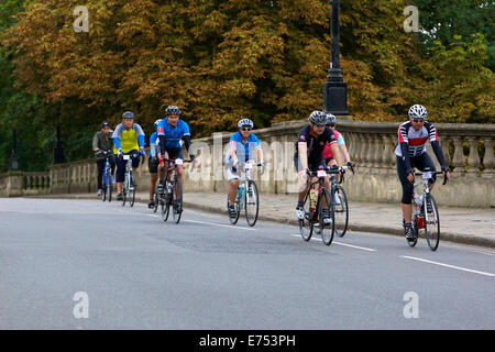 Dimanche 7 septembre 2014. Oxford, UK. Plusieurs centaines de cyclistes participent à première moto Oxford sportive autour de la ville et ses environs. Crédit : David Hawtin/Alamy Live News Banque D'Images