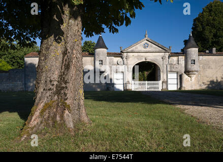 Portail d'un château dans la région de Cognac, Charente, France Banque D'Images