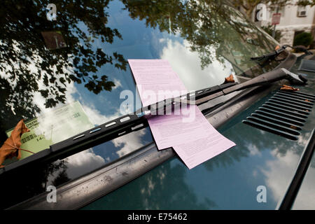 Les contraventions de stationnement sur le pare-brise - Washington, DC USA Banque D'Images