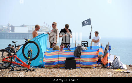 Brighton, Sussex, UK. Sep 7, 2014. Météo : foules profitez de la chaleur de cet après-midi sur la plage de Brighton et le front Crédit : Simon Dack/Alamy Live News Banque D'Images