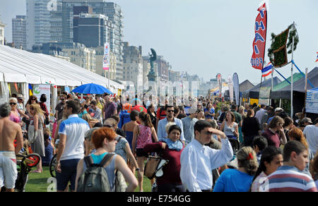 Brighton, Sussex, UK. Sep 7, 2014. La foule profiter du beau temps au Brighton et Hove Automne Nourriture et boisson Festival UK Banque D'Images