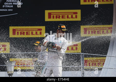 Monza, Italie. Sep 7, 2014. LEWIS HAMILTON de Grande-Bretagne et Mercedes AMG Petronas F1 Team célèbre sur le podium après avoir remporté le Grand Prix d'Italie de Formule 1 2014 à Monza Autodromo Nazionale Monza, en Italie. Credit : James/Gasperotti ZUMA Wire/Alamy Live News Banque D'Images