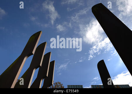 La sculpture de l'Université Strathclyde à Glasgow, en Écosse, est appelée Callanish (Steel Henge) par Gerald Laing Banque D'Images