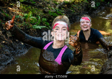 Kilmarnock Ayrshire, Scotland, UK. 7e Septembre, 2014. La session d'été de l'Craufurdland Muddy Run a attiré plus de 500 concurrents de l'Écosse qui a couru à travers les sentiers forestiers, plus d'eau et boueux par piscines pour terminer la course de 10 kilomètres. De nombreux concurrents ont été parrainés pour recueillir des fonds pour les organismes de bienfaisance locaux, y compris l'appui MacMillan les hôpitaux pour enfants et de plusieurs organismes de charité contre le cancer. Credit : Findlay/Alamy Live News Banque D'Images