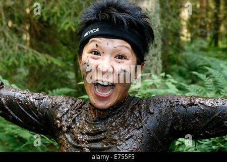 Kilmarnock Ayrshire, Scotland, UK. 7e Septembre, 2014. La session d'été de l'Craufurdland Muddy Run a attiré plus de 500 concurrents de l'Écosse qui a couru à travers les sentiers forestiers, plus d'eau et boueux par piscines pour terminer la course de 10 kilomètres. De nombreux concurrents ont été parrainés pour recueillir des fonds pour les organismes de bienfaisance locaux, y compris l'appui MacMillan les hôpitaux pour enfants et de plusieurs organismes de charité contre le cancer. Credit : Findlay/Alamy Live News Banque D'Images