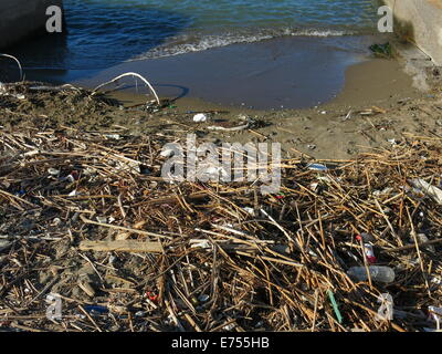 Séashore pollué par des récipients en plastique. Banque D'Images