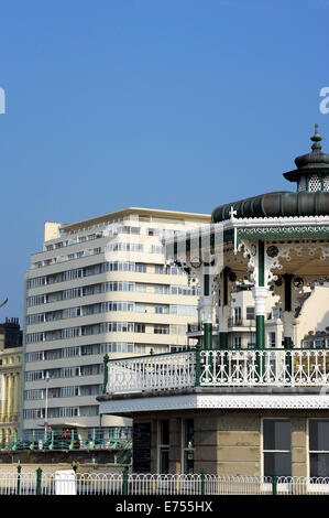 Brighton UK 7 Septembre 2014 - kiosque à Brighton avec cour Ambassade un célèbre style art déco bloc d'appartements derrière Banque D'Images