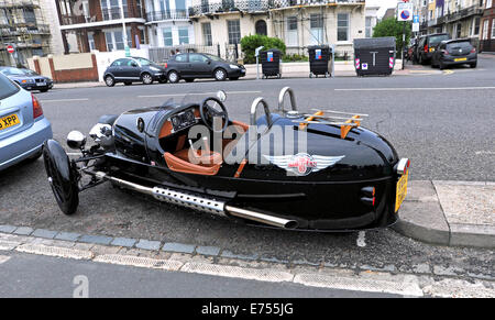 Brighton UK - Morgan 3 trois roues modèle voiture à roues garée dans un endroit étroit Brighton front de mer Banque D'Images