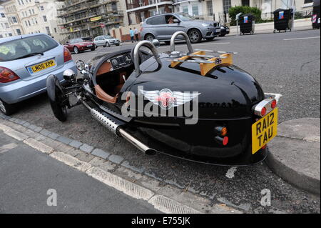 Brighton UK - Morgan 3 trois roues modèle voiture à roues garée dans un endroit étroit Brighton front de mer Banque D'Images