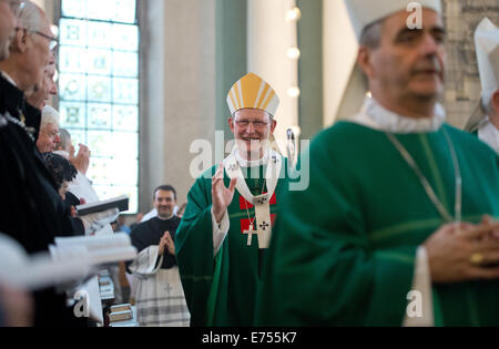 Berlin, Allemagne. 07Th Nov, 2014. Le Cardinal Archevêque Rainer Maria Woelki mène son divin laissant le service dans la Cathédrale Saint Hedwigs à Berlin, Allemagne, 07 septembre 2014. Le 20 septembre 2014 seront introduites pour Woelki, sa position de l'archevêque de Cologne. PHOTO : SOEREN STACHE/DPA/Alamy Live News Banque D'Images