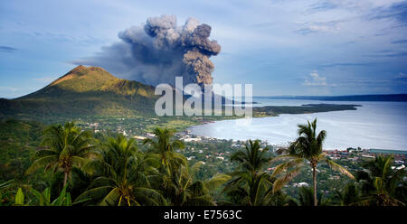 Mt Tavurvur éruption volcanique, Papouasie Nouvelle Guinée Banque D'Images