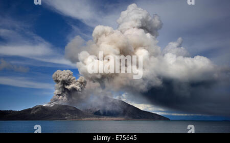 Mt Tavurvur éruption volcanique, Papouasie Nouvelle Guinée Banque D'Images