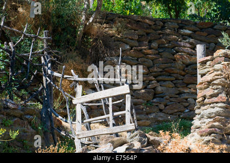 Une clôture rustique et murs en pierre sèche dans la région de soleil paysage près de Orgiva andalousie le Sud de l'Espagne Banque D'Images