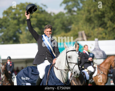 Stamford, Royaume-Uni. 7 septembre 2014. Les essais de chevaux Land Rover Burghley. En action pendant la phase de saut du spectacle le jour 4. Le Land Rover Burghley Horse se déroule du 4 au 7 septembre. Crédit : Stephen Bartholomew/Alay Live News Banque D'Images