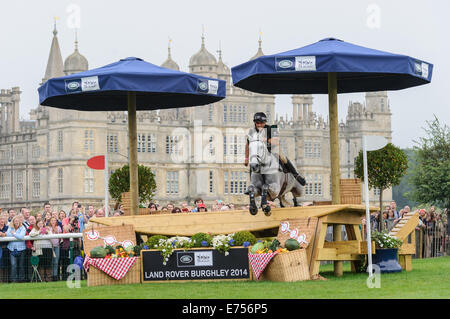 Andrew Nicholson et AVEBURY - Burghley House, Stamford, au Royaume-Uni. Sep 7, 2014. La phase de cross-country, Land Rover Burghley Horse Trials, 6 septembre 2014. Credit : Nico Morgan/Alamy Live News Banque D'Images