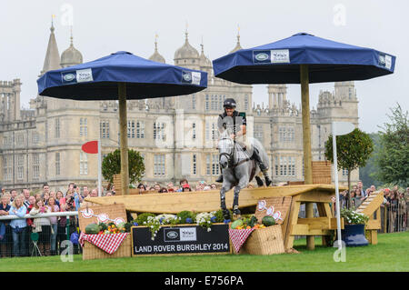 Andrew Nicholson et AVEBURY - Burghley House, Stamford, au Royaume-Uni. Sep 7, 2014. La phase de cross-country, Land Rover Burghley Horse Trials, 6 septembre 2014. Credit : Nico Morgan/Alamy Live News Banque D'Images