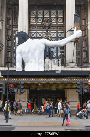 Oxford Street, Londres, Royaume-Uni. 7e septembre 2014. Le Rick Owens sculpture au-dessus de l'auvent à l'entrée principale de Selfridges Oxford Street store fait partie du monde de Rick Owens l'installation à l'department store Crédit : Matthieu Chattle/Alamy Live News Banque D'Images