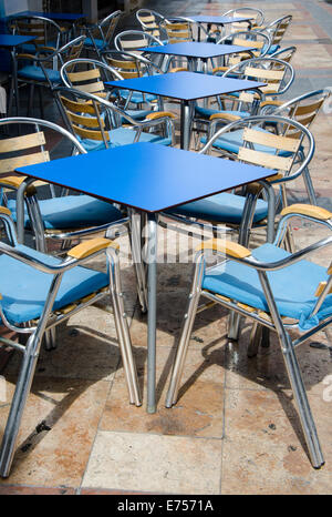 Rangée de chaises métalliques vides sur une terrasse de café en Espagne. Banque D'Images