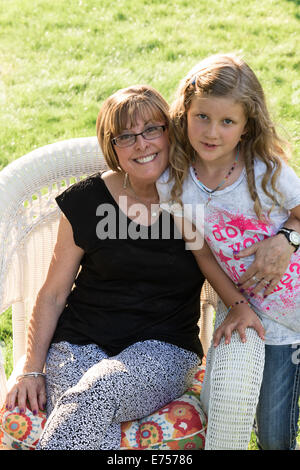 Grand-mère avec sa petite-fille de six ans dans les basses-cours Photographie de famille, USA Banque D'Images