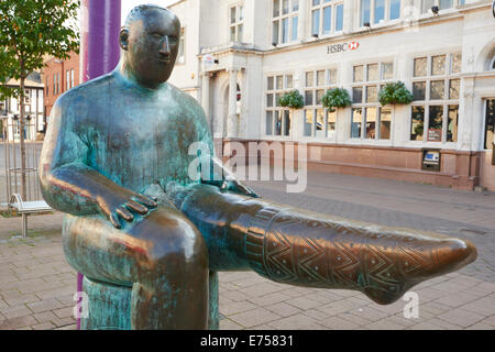 La chaussette ou Sock Statue homme par Shona Kinloch Market Place Loughborough Leicestershire UK Banque D'Images