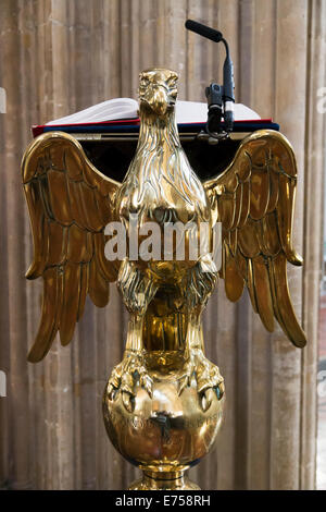 Lutrin aigle St Mary Redcliffe Church, Bristol, Angleterre, Royaume-Uni. Banque D'Images