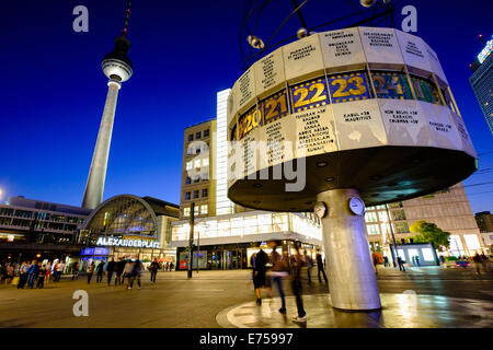 Vue de la nuit de l'Horloge universelle à Alexanderplatz Mitte Berlin Allemagne Banque D'Images