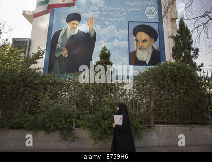 Téhéran, Iran. Sep 7, 2014. Une femme iranienne dans le cadre de promenades portraits de l'Ayatollah Ali Khamenei (L) et à la fin de l'Ayatollah Ruhollah Khomeini, dans le nord de Téhéran. Morteza Nikoubazl/crédit : ZUMA Wire/Alamy Live News Banque D'Images