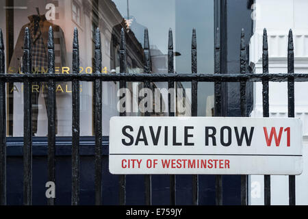 Savile Row Street Sign contre une vitrine sur mesure Banque D'Images