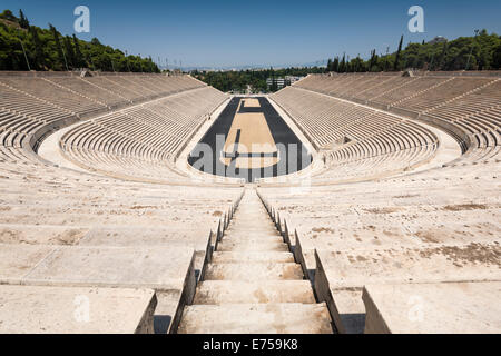 Vue depuis le stade panathénaïque thetop à Athènes, l'emplacement pour les premiers Jeux Olympiques modernes Banque D'Images