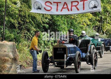 Bo'ness, Ecosse, Royaume-Uni. 7e septembre 2014. Un week-end de course de voiture classique avec des voitures classiques allant de la 1ère guerre mondiale pour 1973. La piste à Kinneil Estate a été utilisé pour le sport automobile au cours des 8O ans et est l'un des plus anciens endroits de l'Écosse. Voitures à la ligne de départ pour la pratique s'exécute. 1905 Brasier est à l'avant. Crédit : Andrew Steven Graham/Alamy Live News Banque D'Images