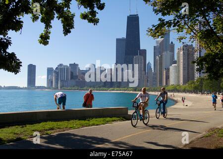 Chicago, Illinois, USA. 7e septembre 2014. Météo : Après une matinée avec un nip de l'automne cool a fait place à des températures agréables, Chicago profitez d'une belle journée au bord du lac de la ville. Credit : Todd Bannor/Alamy Live News Banque D'Images