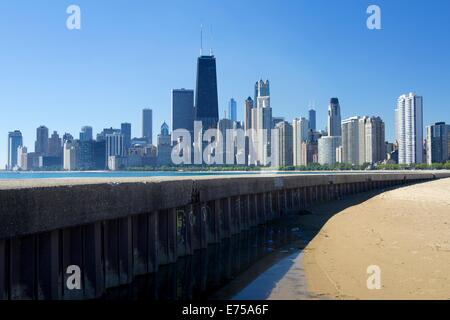 Chicago, Illinois, USA. 7e septembre 2014. Météo : Après une matinée avec un nip de l'automne cool a fait place à des températures agréables, Chicago profitez d'une belle journée au bord du lac de la ville. Cette scène de Plage Avenue Du Nord a été l'objet de nombreuses photos au cours de l'hiver dernier vortex polaire. Credit : Todd Bannor/Alamy Live News Banque D'Images