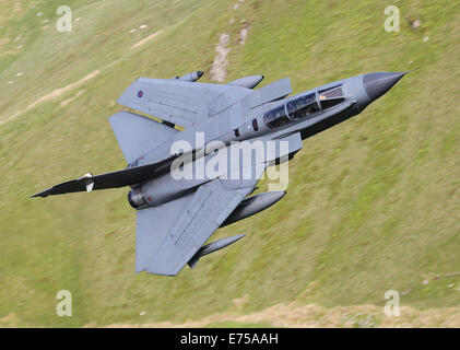 RAF Panavia Tornado Gr4 Mach Loop au Pays de Galles Banque D'Images