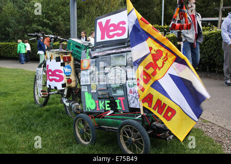 Balloch, West Dunbartonshire en Écosse. Sep 7, 2014. Référendum écossais. Oui fait campagne pour son point de vue avec richement décorés comme le vélo devient de plus en plus strict de la course. Credit : ALAN OLIVER/Alamy Live News Banque D'Images