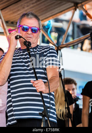 Lyme Regis, dans le Dorset, UK. 6 Septembre, 2014. Ian Gillan sur scène à la guitare sur l'événement sur la plage. Le chant de la fumée sur l'eau. Banque D'Images