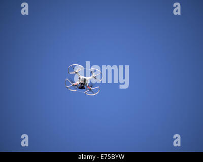 Le 6 septembre 2014 - DJI Phantom quadrocopter drone avec une caméra numérique GoPro monté en vol contre un ciel bleu, Kiev, Ukraine © Igor Golovniov/ZUMA/Alamy Fil Live News Banque D'Images