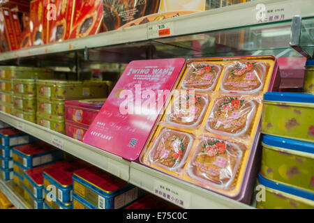 New York, USA. 7 Septembre, 2014. Magasins et boulangeries dans le quartier chinois à New York, vendre des boîtes et des boîtes de gâteaux de lune le dimanche 7 septembre 2014 pour la fête de la Mi-automne qui a lieu le 8 septembre. Les délicieux plats traditionnels de produits de boulangerie est mangé pendant la fête de la Mi-Automne et sont populaires en tant que cadeaux. Les pâtisseries parfaitement ronds peuvent être sucrées ou salées, remplis de graines de lotus ou salé oeufs de canard. Les gâteaux représentent la pleine lune sur le huitième mois, le quinzième jour du calendrier lunaire (Chinois). Crédit : Richard Levine/Alamy Live News Banque D'Images