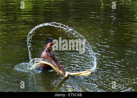 7 septembre 2014 - 07 septembre 2014, l'agriculteur du Bangladesh jute brut se lave avec de l'eau dans Arialkha River de Dhaka. Pour le refus d'un prix équitable le jute, une fois la fibre d'or est devenu un fléau pour les agriculteurs qui le produisent en échange de travail et impliquant un coût plus élevé. Les agriculteurs n'obtiennent pas assez le jute, parce que le manque de pluie cette année. Bonne récolte cette année et pourrait vendre 1 maund (1 = 37,12 Kg maund) à 600 taka Bangladais (8 US$). Le Bangladesh est le plus grand producteur mondial de jute, une substance fibreuse utilisé dans la fabrication de la toile de jute, sacs, tapis, cordes et ficelles, et voiture Banque D'Images