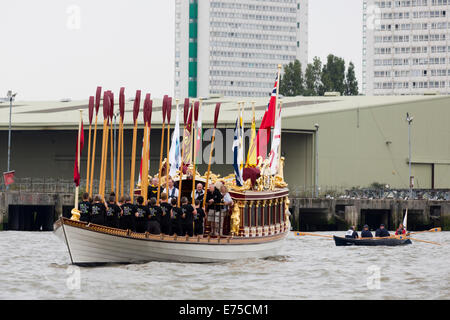 Chaland sur la ligne Gloriana la Tamise à Greenwich, Royal Greenwich Tall Ships Festival 2014 Banque D'Images